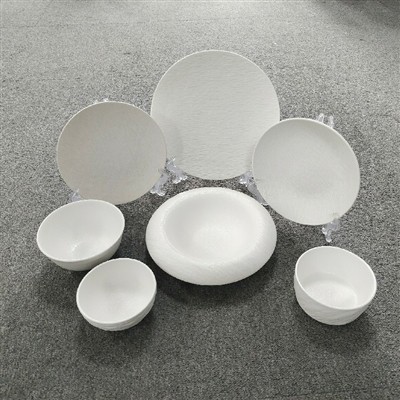 Over keramisch serviesgoed en roestvrij staal serviesgoed